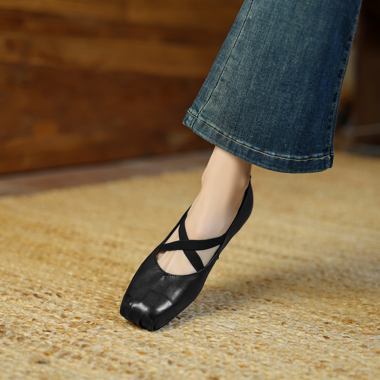 Fashion Flat Shoes in Brown or Black