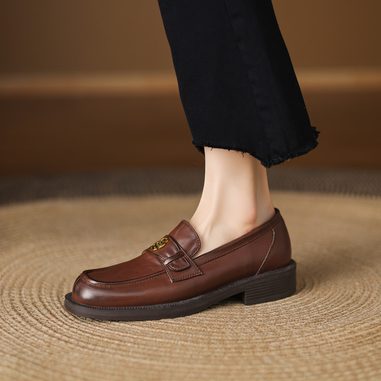 womens-fashion-flat-shoes-in-genuine-leather-with-low-chunky-heel Women's Fashion Flat Shoes in Genuine Leather with Low Chunky Heel