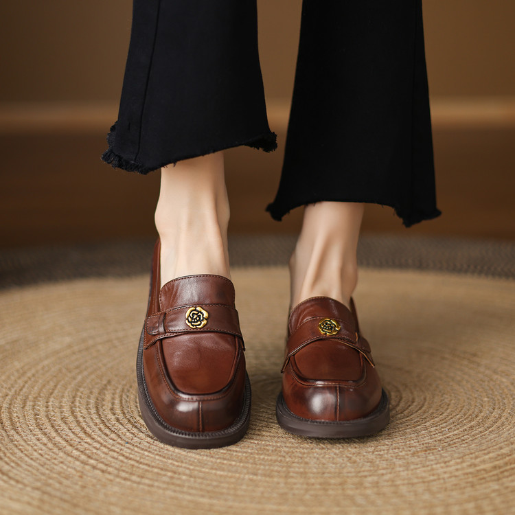 womens-fashion-flat-shoes-in-genuine-leather-with-low-chunky-heel_3 Women's Fashion Flat Shoes in Genuine Leather with Low Chunky Heel
